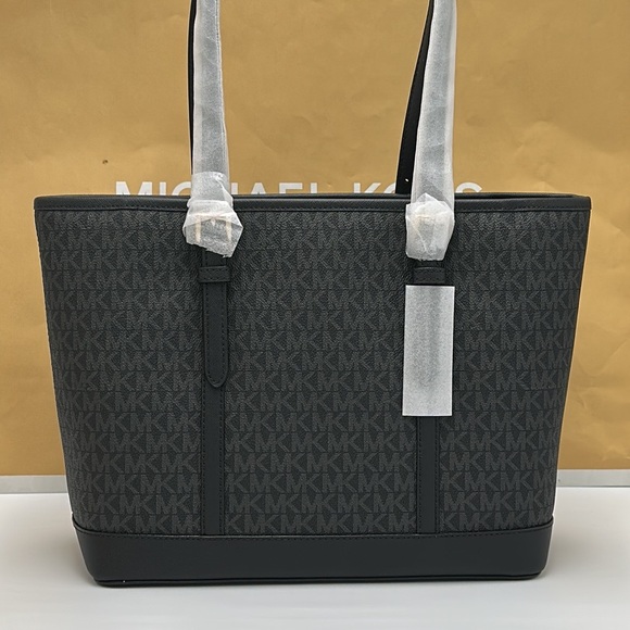 MICHAEL KORS
Jet Set Travel Logo Top-Zip Tote Bag
BLACK SIGNATURE COLOR - Picture 7 of 16